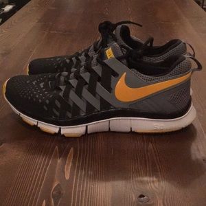 Size 10 men’s Nike Livestrong worn less than 5 x